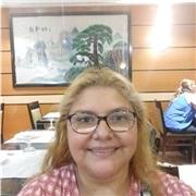 Profesora de primaria que imparte clase a niños de todas las edades